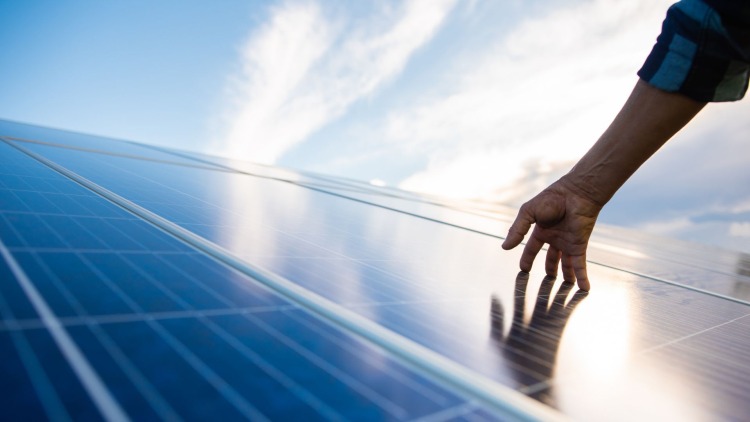 Pannelli solari, inverter e batterie: quanto durano e come mantenerli