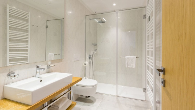 Come scegliere il materiale del box doccia