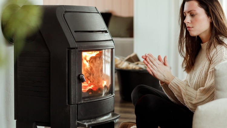Rendimento stufe a legna: calcola i kW giusti per casa tua