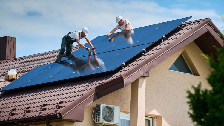 Voltaggio pannelli fotovoltaici: guida al collegamento ottimale