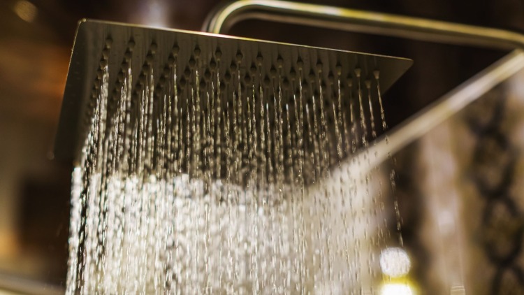 I benefici della cromoterapia: trasforma il tuo bagno in una SPA