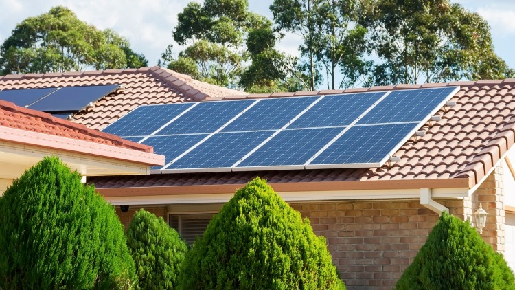 Tettoia solare: vantaggi, costi e soluzioni per casa e auto
