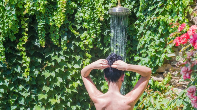 Come funziona la doccia solare: scopri il sistema ecologico